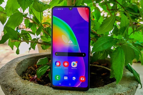 Galaxy A31 được trang bị tấm nền màn hình Super AMOLED kích thước 6,4 inch, độ phân giải Full HD Plus (2.400x1.080 pixel), mật độ điểm ảnh 411 ppi. Màn hình này được chia theo tỷ lệ 20:9. 