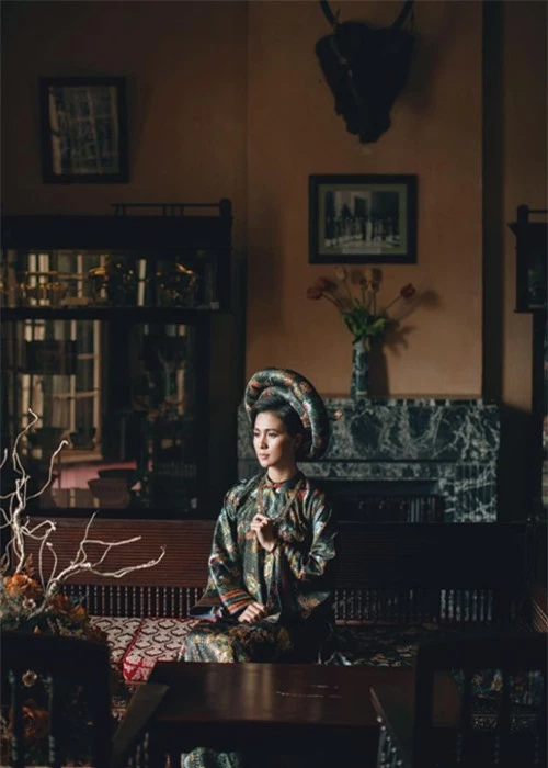 [Caption] Đã từng hóa thân thành nhiều nhân vật trong các bộ phim điện ảnh và truyền hình, mới đây, DVĐA Thùy Trang lại hóa thân thành một nhân vật lịch sử- Nam Phương Hoàng hậu- một Hoàng hậu có đủ phẩm cách, một phụ nữ hiền thục, nhân từ và đạo đức, đúng với cái tên của Bà - Nam Phương- Hương thơm của phương Nam.