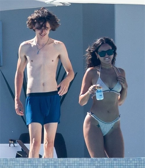 Timothee Chalamet 24 tuổi và Eiza Gonzalez 30 tuổi được trông thấy bên nhau tại một resort ở Cabo San Lucas, Mexico hôm 22/6.