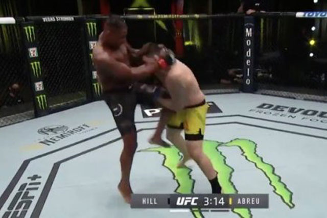 Võ sĩ Mỹ tung loạt đòn đánh ‘kinh hoàng’ khiến đối thủ đổ gục, ‘ẵm’ hơn nửa tỷ đồng