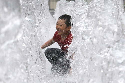 Xem người dân trên khắp thế giới dùng 'trăm phương ngàn kế' chống chọi với cái nóng như đổ lửa