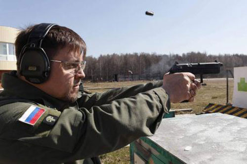 Súng ngắn Nga xuyên giáp dễ như bắn giấy