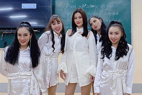 Đông Nhi bầu 5 tháng vẫn nhảy 'sung'