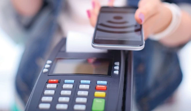 Dịch vụ Mobile Money sẽ góp phần thay đổi dần thói quen thanh toán bằng tiền mặt của người dân. (Ảnh minh họa: Internet)