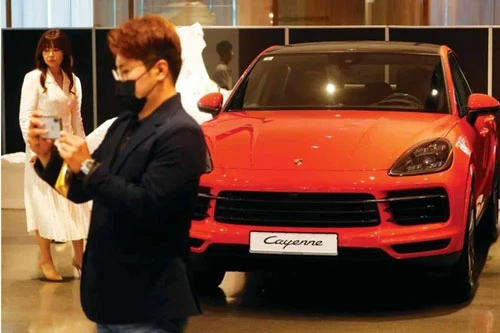 Giới nhà giàu Hàn Quốc đổ xô đi mua xe sang. Ảnh: Reuters.