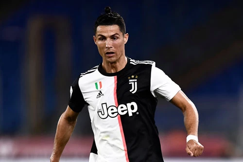 Tiền đạo: Cristiano Ronaldo (Juventus, 35 tuổi, giá trị chuyển nhượng: 60 triệu euro).