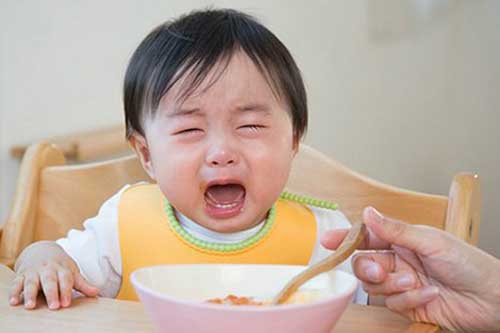 5 sai lầm của mẹ khiến trẻ biếng ăn, chậm lớn
