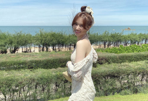 Hari Won diện bikini nhờ chồng chụp ảnh