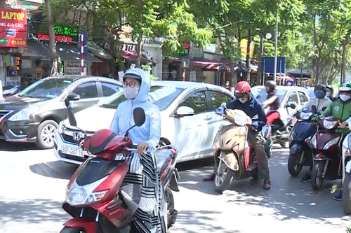 Hà Nội tiếp tục nắng nóng gay gắt, chỉ số tia cực tím cao