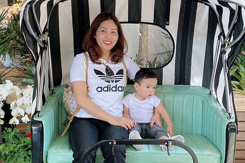 Phạm Hương tặng mẹ đồng hồ 500 triệu đồng