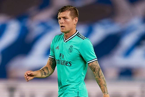 Tiền vệ: Toni Kroos (Real Madrid, 30 tuổi, giá trị chuyển nhượng: 48 triệu euro).