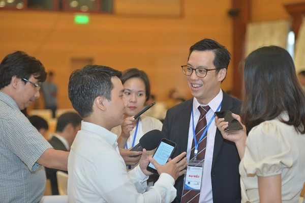 ông Tan Weining, Phó Đại sứ Singapore tại Việt Nam) đánh giá cao việc tổ chức Diễn đàn về Kinh tế ASEAN 