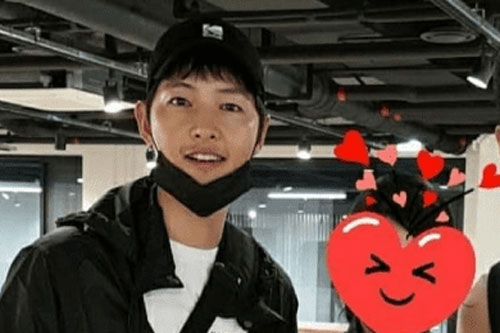 Song Joong Ki xuất hiện với vẻ ngoài nhợt nhạt sau khi dính tin đồn hẹn hò nữ luật sư hậu ly hôn Song Hye Kyo