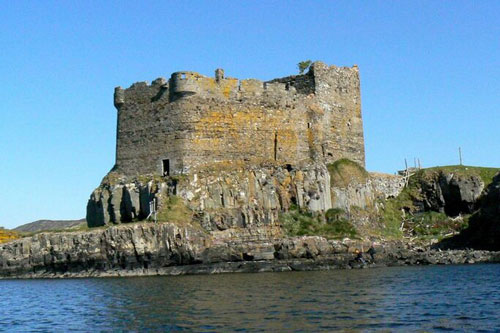 Căn phòng bí ẩn chứa toàn mẩu xương trong lâu đài bỏ hoang