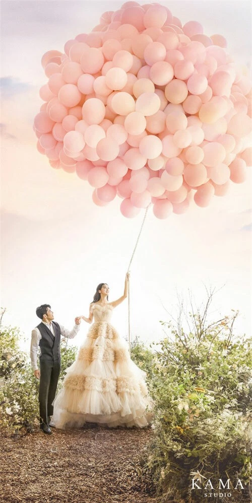 Trong buổi chụp hình cưới, Shin Min Chul còn gây bất ngờ cho vợ sắp cưới bằng việc tặng cô một đôi giày xinh xắn. Anh còn khiến cô cảm động khi đọc một lá thư dài viết cho cô. 