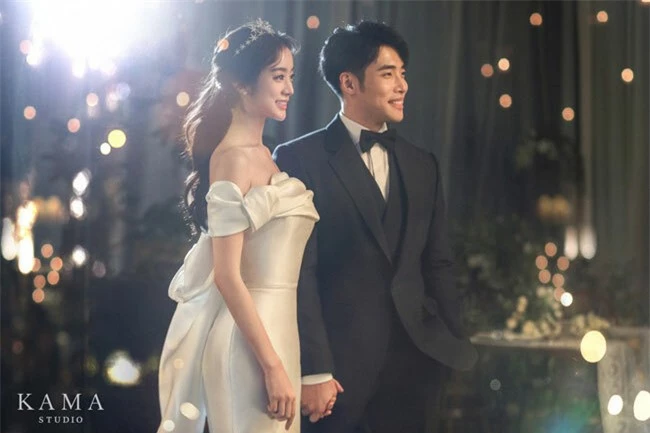Bố mẹ cặp đôi cũng được mời đến buổi chụp hình để cùng con chụp ảnh cưới với trang phục hanbok.Buổi chụp hình nằm trong chương trình thực tế của đài MBC Don’t Be Jealous, ghi lại quá trình chuẩn bị cho hôn lễ của cặp sao nổi tiếng.