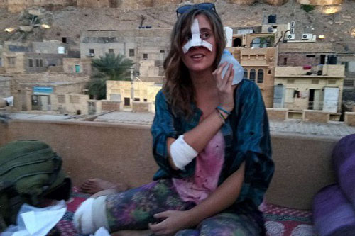 Hát rap cho bò nghe, nữ du khách bị húc tung lên không trung