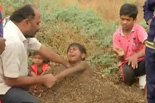 Khám phá ngôi làng kỳ lạ, chôn trẻ em xuống đất lúc nhật thực để chữa tật nguyền