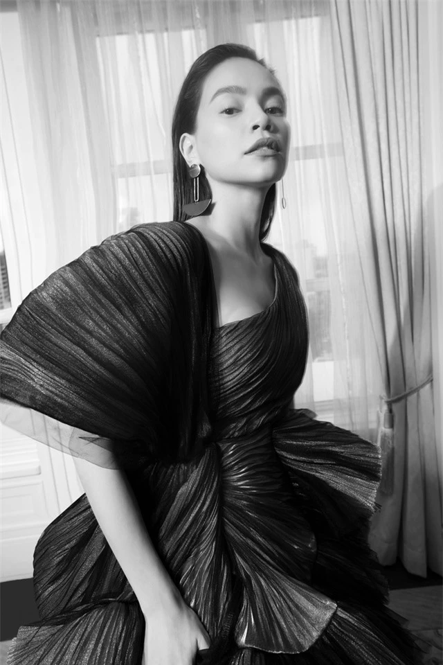 Ngắm Hồ Ngọc Hà và Thanh Hằng trong BST mới của Công Trí, từng xuất hiện trên Vogue Paris - Ảnh 17.