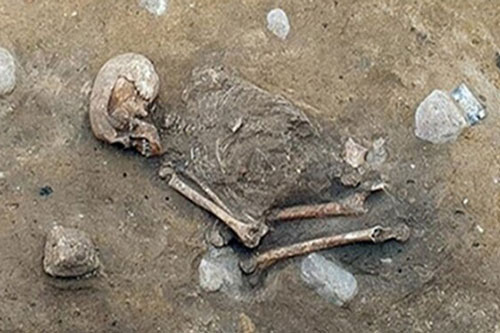 Phát hiện bộ hài cốt 4.500 năm tuổi được chôn với tư thế kỳ lạ