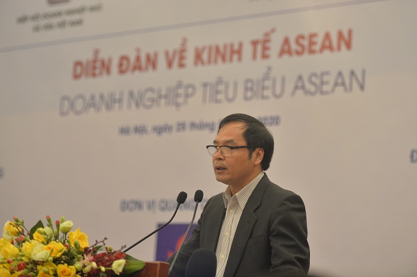 Ông Tô Hoài Nam, Phó Chủ tịch thường trực - Tổng Thư ký Hiệp hội Doanh nghiệp nhỏ và vừa Việt Nam phát biểu khai mạc tại Diễn đàn về Kinh tế ASEAN ngày 25/6/2020. Ảnh: Khánh Huy