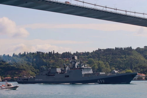 Tàu hộ vệ tên lửa Đô đốc Makarov của Hải quân Nga đi qua eo biển Bosphorus tiến về quân cảng Tartus của Syria. Ảnh: TASS.
