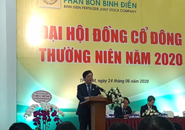 Ông Ngô Văn Đông, Tổng giám đốc Công ty Cổ phần Phân bón Bình Điền phát biểu tại đại hội cổ đông ngày 24-6