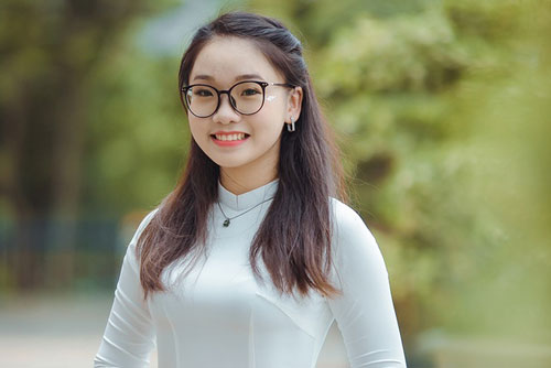 Đại sứ THPT Chuyên Hà Nội - Amsterdam rạng rỡ trong tà áo dài