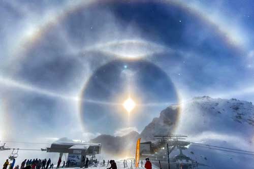 Cận cảnh những 'hào quang' lạ quanh Mặt Trời, Mặt Trăng khắp thế giới