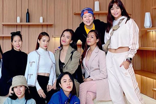 Nhã Phương lộ cơ bụng, chụp hình thần thái cùng hội bạn thân