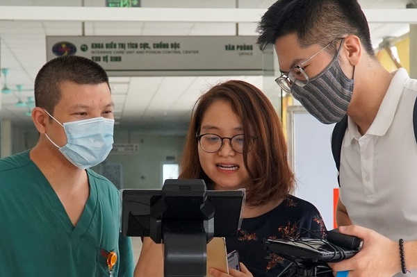 UNDP tặng Bệnh viện Nhiệt đới TƯ 3 Robot Ohmni giúp bảo vệ nhân viên y tế tuyến đầu