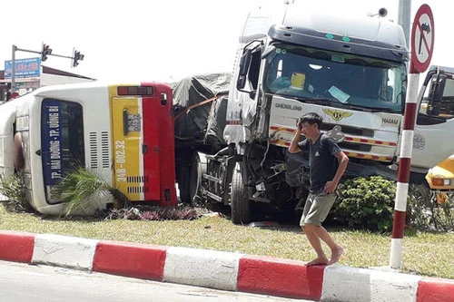 Hiện trường vụ tai nạn giao thông giữa xe đầu kéo với xe buýt tại Hải Dương ngày 21/6 (Ảnh: TTXVN)