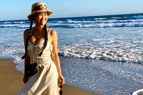 Diva Hồng Nhung khoe sắc vóc như thanh xuân giữa nắng vàng, biển xanh