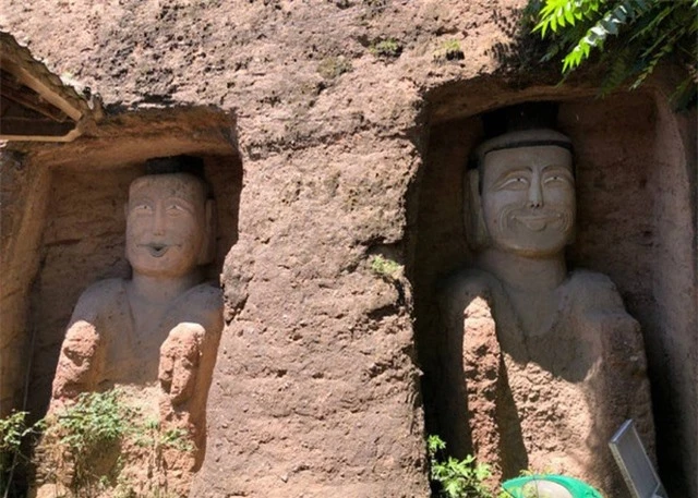 Bức tượng Phật trong hang đá mỉm cười gây xôn xao - 1