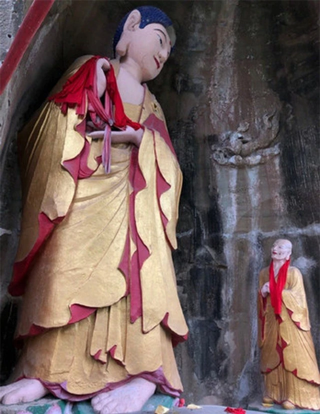 Bức tượng Phật trong hang đá mỉm cười gây xôn xao - 5