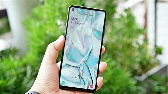 Giống như hầu hết các smartphone tầm trung khác của Samsung, Galaxy A21s có thiết kế vỏ nhựa với mặt lưng ôm cong ở các cạnh, các góc bo tròn nhẹ cho cảm giác ôm tay khi cầm nắm, nhờ đó máy dễ dàng nằm gọn trong lòng bàn tay.