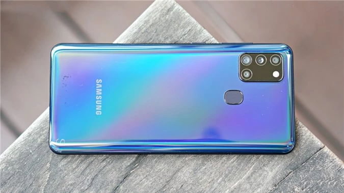 Mặt lưng Samsung Galaxy A21s được hoàn thiện bằng chất liệu nhựa, bề mặt phủ một lớp sơn bóng giả kính được Samsung gọi là 3D Glasstic với hiệu ứng chuyển màu gradient bắt mắt khi ánh sáng chiếu vào hoặc thay đổi góc nhìn. 