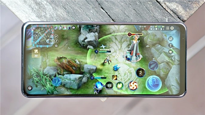 Màn hình của của máy có kích thước khá lớn lên tới 6.5 inch với độ phân giải HD+ (720 x 1520 pixel), đây là độ phân giải này là hơi thấp so với các đối thủ trong cùng phân khúc giá.