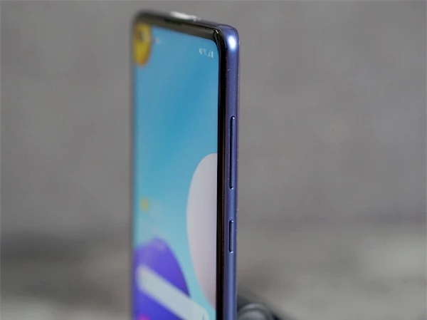 Galaxy A21s là một trong số ít các smartphone tầm trung gần đây của Samsung được trang bị camera marco để chụp cận cảnh, cho phép chụp các vật thể gần nhất với độ chi tiết cao.