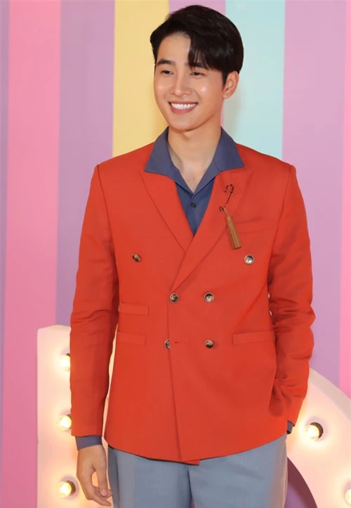 Ca sĩ, diễn viên Nhâm Phương Nam mặc vest đỏ nổi bật. Anh đóng vai một thần đồng âm nhạc trong Idol tỷ phú.