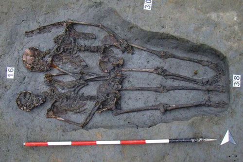 Tiết lộ bất ngờ về hai bộ hài cốt 'đến chết vẫn nắm tay nhau không rời'