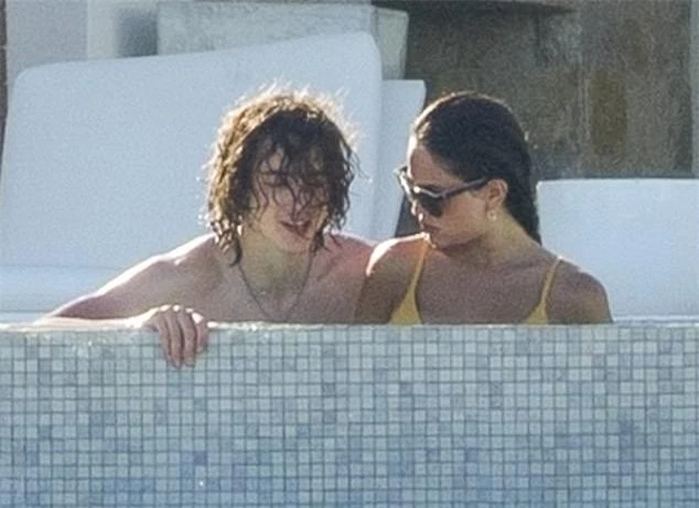 Cặp đôi được trông thấy tình tứ trong bể bơi.