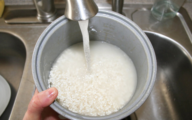 Vo gạo 3 lần khi nấu cơm là dại: Sai lầm khiến món ăn của bạn mất sạch chất, ăn nhạt kém ngon