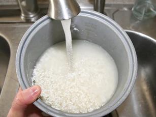 Vo gạo 3 lần khi nấu cơm là dại: Sai lầm khiến món ăn của bạn mất sạch chất, ăn nhạt kém ngon