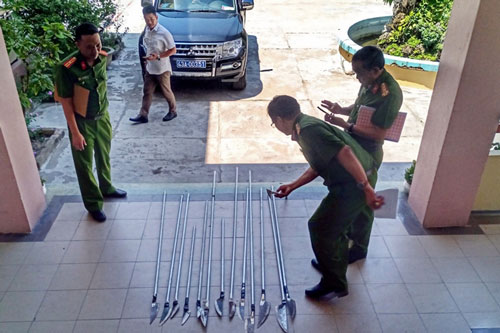 Đà Nẵng: Ngăn chặn vụ hỗn chiến, lộ thêm “kho” dao phóng lợn