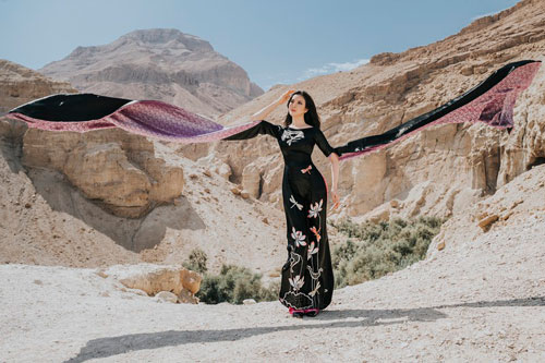 MC Thanh Mai 'thả dáng' cùng áo dài trên sa mạc Israel