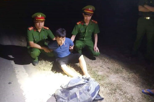 Hà Tĩnh: Lái xe tháo chạy cùng 2 ba lô chứa đầy ma túy