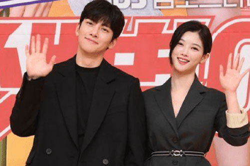 Mặc đồ ton-sur-ton lại còn tình tứ hết nấc, Ji Chang Wook và Kim Yoo Jung khiến fan 'bấn loạn'