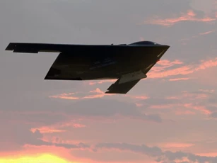 B-21 dễ dàng đột phá lưới lửa phòng không của S-400 và S-500?