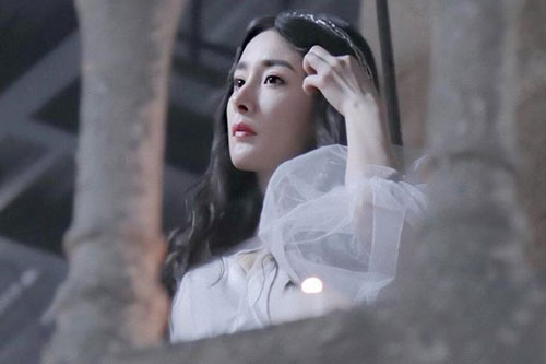 Dương Mịch đẹp như tiên nữ, diện váy trắng đứng trên lầu cao khiến fan gào thét: Lại nhảy Tru Tiên Đài à?